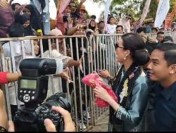 Menteri Pariwisata Bagikan Bingkisan untuk Masyarakat Kuansing di Pembukaan Festival Pacu Jalur 2025