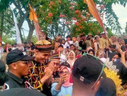 “Sultan Malaysia” Aisar Khaled Meriahkan Pawai Pacu Jalur di Kuansing, Disambut Ribuan Fans