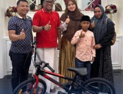 Patriot Cilik Pelalawan, Viral Hadir Sendiri di Upacara, Kini Dapat Hadiah Sepeda dari Bupati Pelalawan