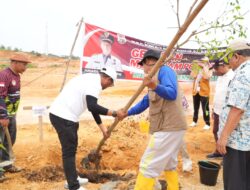 Bupati-Wabup Pelalawan Pimpin Penanaman Pohon di Area Pemakaman Umum
