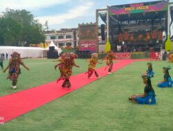 Tarian Kuda Lumping Memukau Warga di Pentas Utama Festival Pacu Jalur Kuansing
