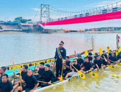 Bupati Kuansing, Dr H Suhardiman Amby Menjadi Timbo Ruang Dan Bersilahturahmi di Ajang Pacu Jalur