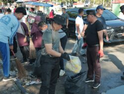 Kapolres dan Bupati Kuansing turun langsung ikut gotong royong di tepian Narosa Pasca Event Pacu Jalur Nasional.