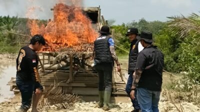 Polsek Benai Tindak Tegas PETI di Desa Gunung Kesiangan, Dua Rakit Dompeng Dimusnahkan