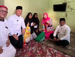 Bupati dan Wakil Bupati Pelalawan Salurkan Bantuan kepada Warga di Pangkalan Kerinci