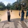 Polsek Hulu Kuantan Lakukan Patroli dan Monitoring Banjir, Puluhan Rumah Warga Terdampak