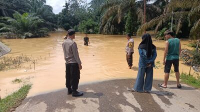 Polsek Hulu Kuantan Lakukan Patroli dan Monitoring Banjir, Puluhan Rumah Warga Terdampak