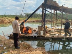 Polsek Kuantan Hilir Tertibkan PETI di Kasang Limau Sundai, Tiga Rakit Dimusnahkan
