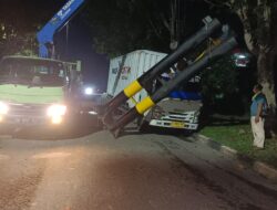 Portal di KM 55 Pelalawan Roboh Usai Disenggol Mobil Box