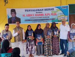 Abdul Hamid Salurkan Bantuan Beras 3,2 Ton untuk 640 Warga Riau