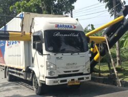 Nekat Terobos Rambu-rambu Peringatan, Mobil Ekspedisi Hantam Portal KM 55